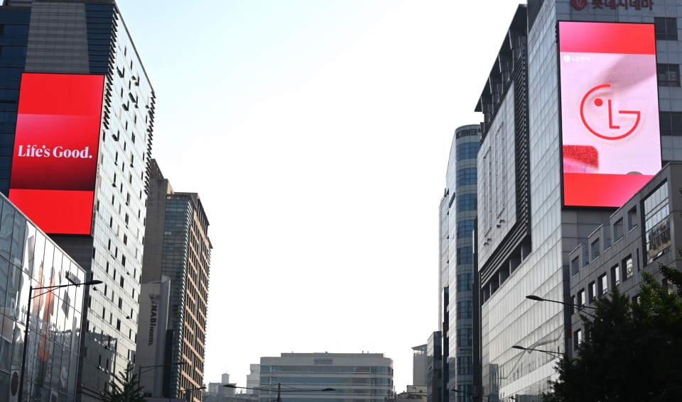 서울 홍대입구역 거리 양쪽에 위치한 옥외 전광판에서 신규 비주얼 아이덴티티가 적용된 브랜드 홍보 영상이 노출되고 있는 모습.