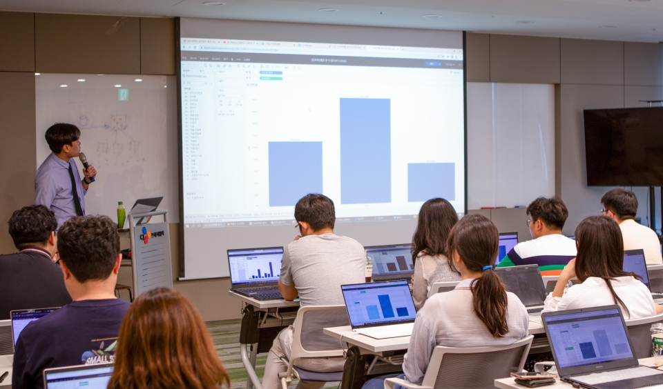 서울 상암동 CJ프레시웨이 본사에서 임직원들이 데이터 분석 역량 향상을 위한 ‘태블로 아카데미’를 수강하고 있다.