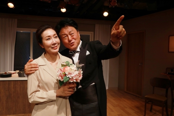 연극 ‘참기름아저씨’의 아내 이정은 역의 이미라와 남편 박민수 역의 이진영 (사진=문화예술 렛츠)