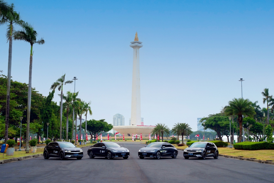 자카르타 모나스 광장 독립기념탑 앞에 서있는 제43차 아세안 정상회의 공식 차량(아이오닉 5, 아이오닉 6)