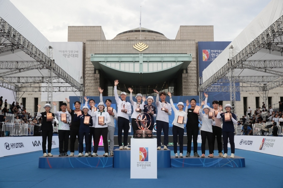 현대자동차 정몽구배 한국양궁대회 2023 우승자들이 세레머니를 하고 있다.