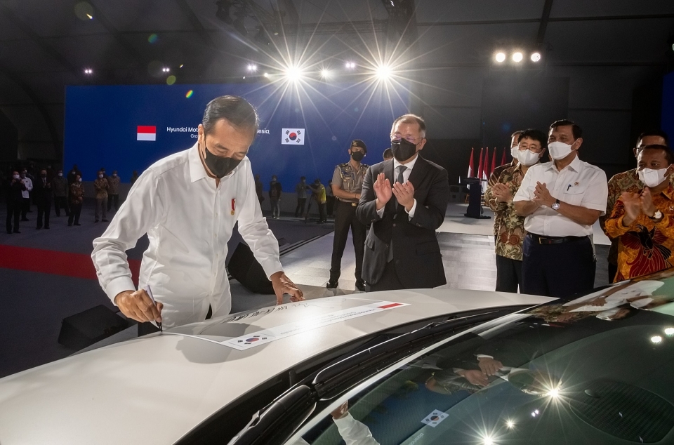 지난해 3월(현지시간) 현대차 인도네시아 공장 준공식에서 조코 위도도 인도네시아 대통령(앞줄 왼쪽 1번째)이 정의선 현대차그룹 회장(앞줄 왼쪽 2번째) 등의 박수를 받으며 전기차 '아이오닉 5'에 기념 서명하고 있다.