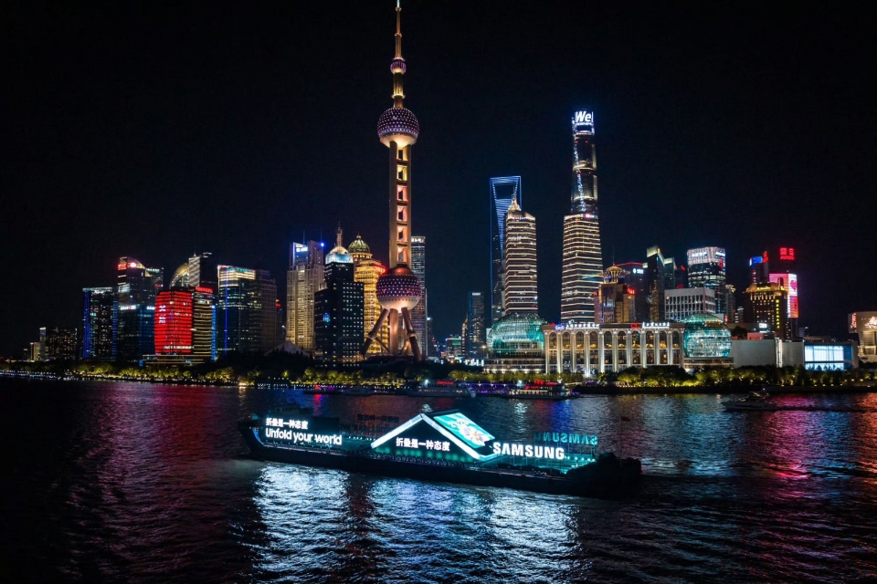 삼성전자가 지난 8일 중국 상하이에서 LED로 제작된 약 70m 길이의 '갤럭시 Z 플립5' 조형물 선박을 제작하고 선상 마케팅을 진행했다.