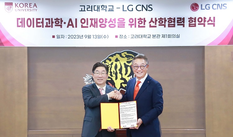 LG CNS 현신균 대표이사(오른쪽)와 고려대학교 김동원 총장이  ‘데이터과학·AI 인재양성을 위한 산학협력 업무협약' 체결 후 기념촬영하고 있다.