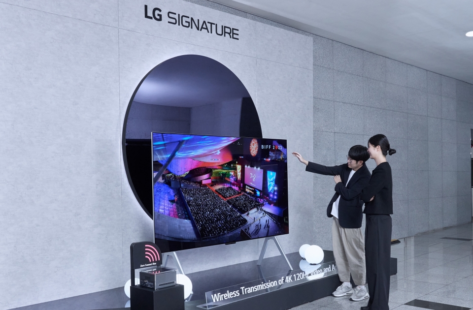 12일 시상식이 열린 부산 'KNN 시어터'에서 방문객들이 세계 최초 무선 올레드 TV인 'LG 시그니처 올레드 M'을 살펴보고 있다.