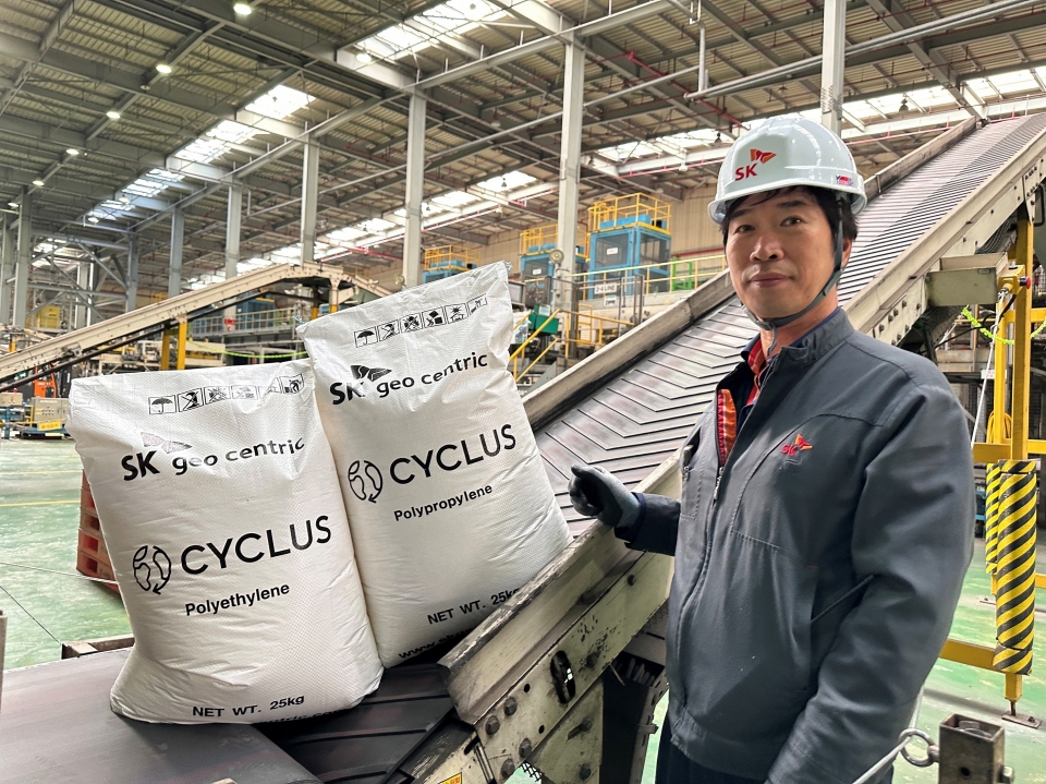 SK지오센트릭 관계자가 SK이노베이션 울산컴플렉스(CLX) 화학제품 생산 공장에서 재활용 원료가 적용된 폴리프로필렌 소재 25kg 제품 포장재를 소개하고 있다.