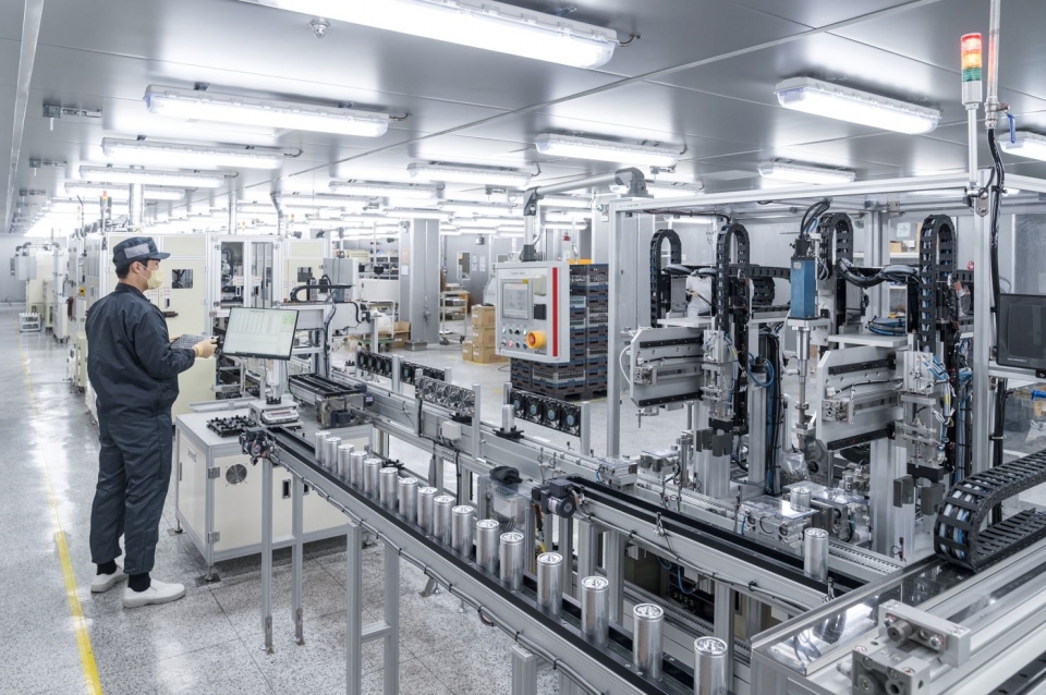 LS머트리얼즈 직원들이 군포 공장에서 울트라커패시터(UC)를 생산하고 있다.