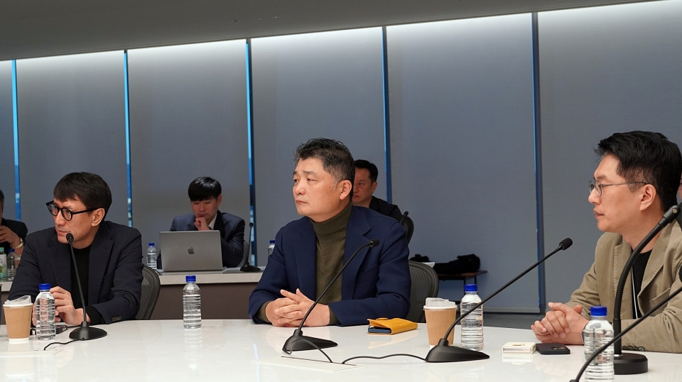 지난 20일 카카오 판교아지트(본사)에서 김범수카카오 창업자 겸 경영쇄신위원장이 주요 공동체 CEO 등 20여명과 회사를 둘러싼 현안에 대해 논의하고 있다.