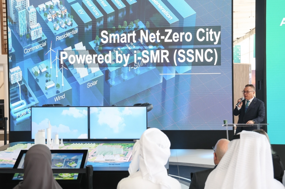 황주호 한국수력원자력 사장이 2일(현지시간) 제28차 UN 기후변화협약 당사국총회가 열리고 있는 두바이 행사장에서 혁신형 SMR 기술과 SMR 스마트 넷제로 시티 모델에 대해 설명하고 있다.
