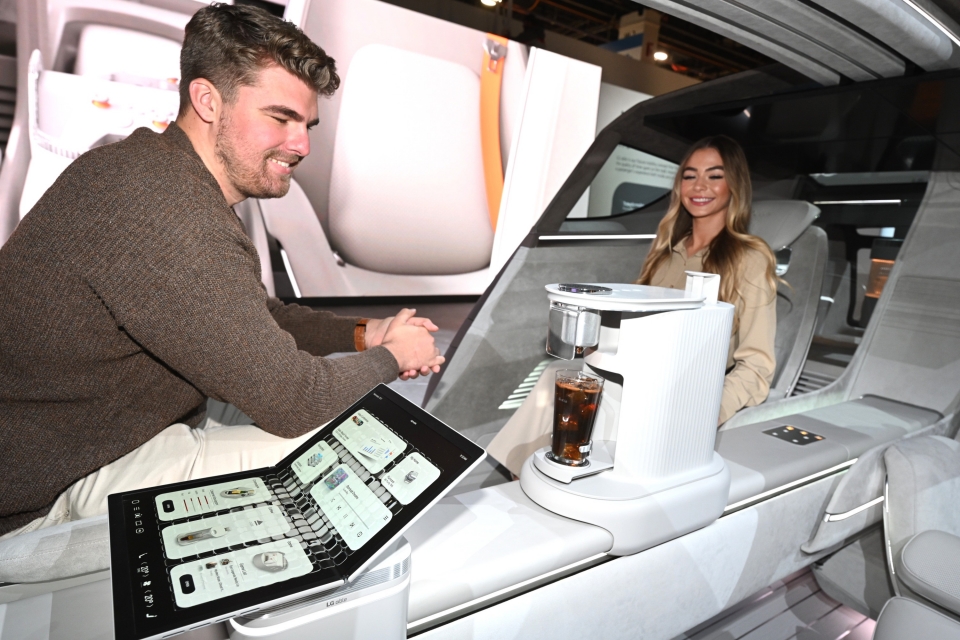 미래 모빌리티 콘셉트 '알파블' 탑승객들은  탑재된 폴더블 디스플레이로 탑승 환경을 자유롭게 제어하고, 소형 가전을 이용해 커피를 즐기기도 한다.