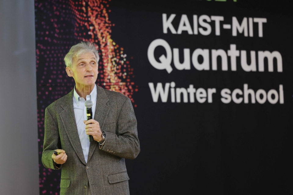 KAIST-MIT 양자 정보 겨울 학교 개교식에서 기조연설 하는 볼프강 케털리 교수