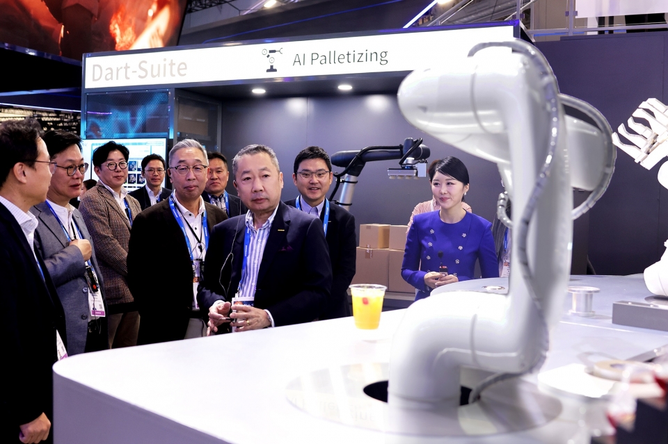 박정원 두산그룹 회장(가운데)과 박지원 그룹부회장(왼쪽)이 10일(현지시간) CES 2024가 열리는 라스베이거스컨벤션센터를 찾아 두산 부스에서 AI칵테일 로봇을 살펴보고 있다.