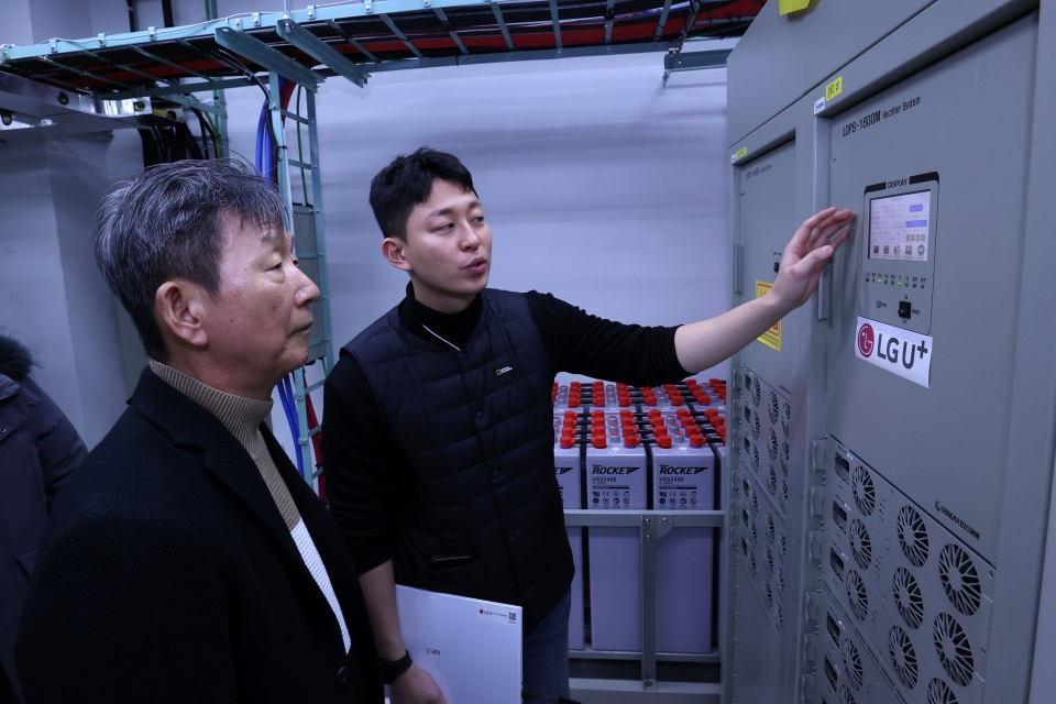 황현식 LG유플러스 대표(왼쪽)가 마국국사 내 전원공급장치에 대한 설명을 듣고 있는 모습.