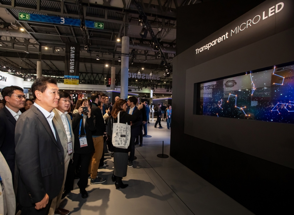 삼성전자 DX부문장 한종희 부회장과 임직원들이 ISE 2024 삼성 전시장에서 유럽에서 최초로 선보인 '투명 마이크로 LED'를 살펴보고 있는 모습.