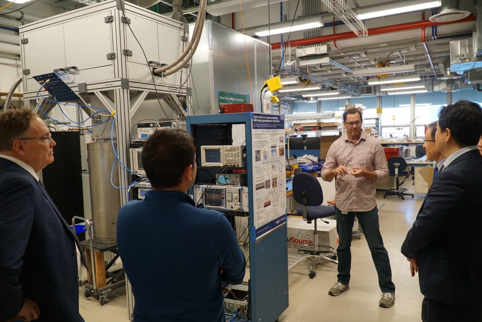 KRISS 대표단이 NIST 양자과학기술 연구시설을 둘러보고 있다.