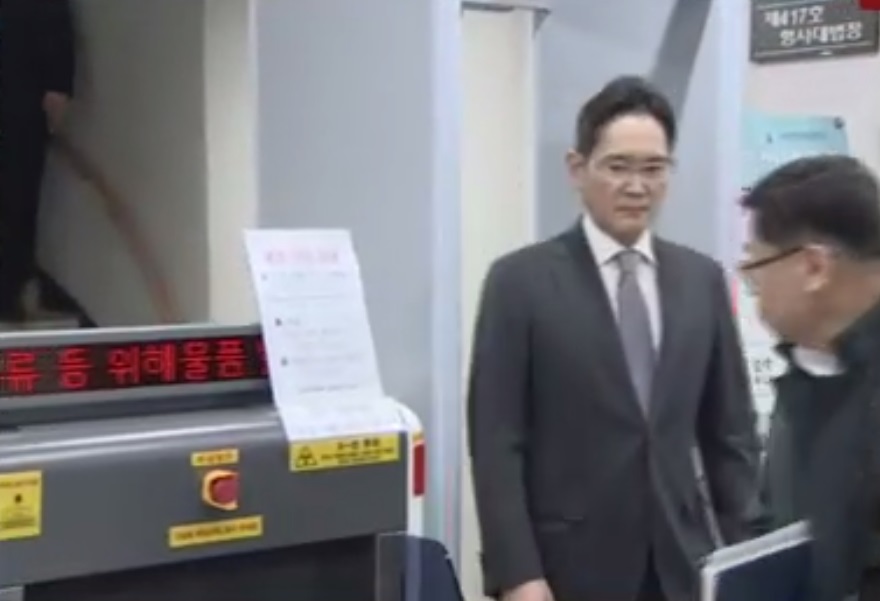 이재용 삼성전자  회장이 5일 서울지방법원 1심판결을 받고 법원을 나서고 있다.연합TV캡처