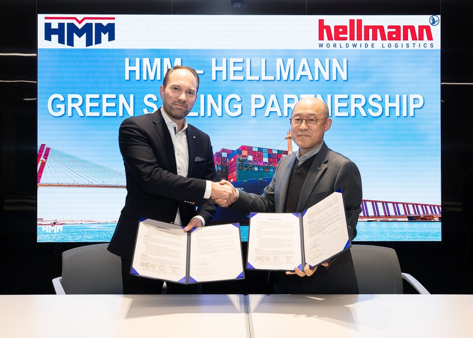 김신 HMM 컨테이너사업부문장(오른쪽)과 노이만 헬만 글로벌 FCL 총괄이 ‘그린세일링 서비스’ 계약 체결 후 기념 촬영하고 있다.