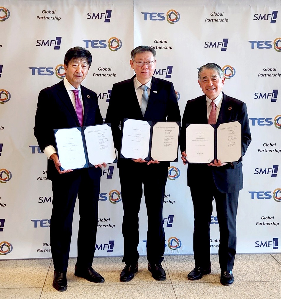 11일 일본 도쿄 미쓰이스미토모은행 본사에서 열린 협약식에서 테렌스 응(Terence Ng) 테스 CEO(사진 중앙)와 마사키 타치바나 SMFL CEO(오른쪽), 히로츠구 하라다 SMFLR CEO(왼쪽)이 기념촬영을 하고 있다.