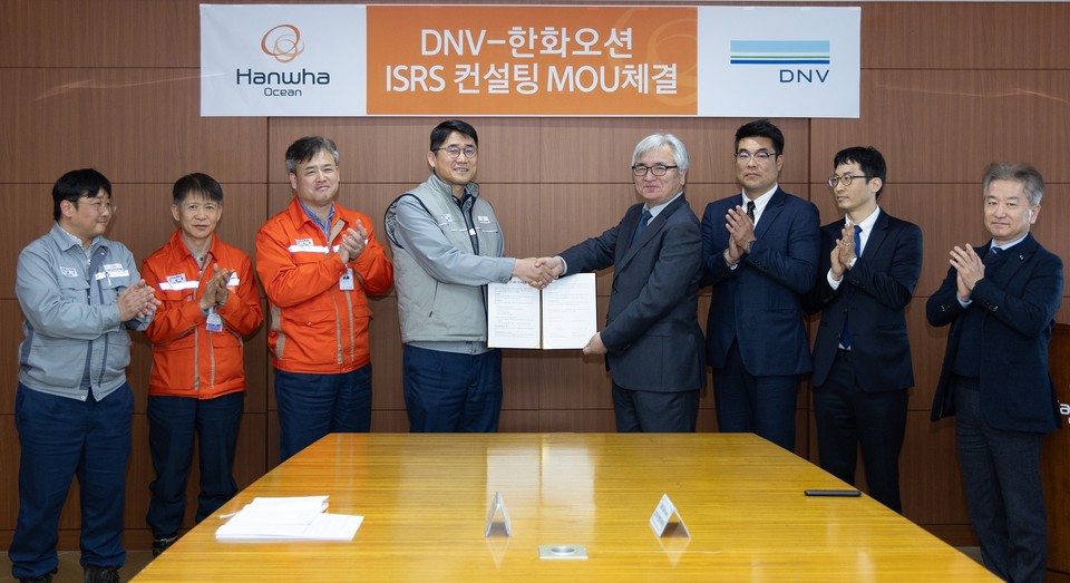 한화오션 조선소장 이길섭 부사장(왼쪽에서 네번째)과 DNV Business Assurance Korea 이장섭 대표이사(왼쪽에서 다섯번째)이 ISRS 등급 평가 컨설팅 양해각서(MOU) 체결 후 관계자들과 기념촬영하고 있다.