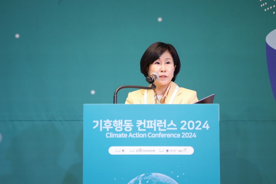 19일 WWF-Korea(세계자연기금 한국본부)가 주최한 ‘기후행동 컨퍼런스 2024’에서  유명순 한국씨티은행장이 환영사를 하고 있다.